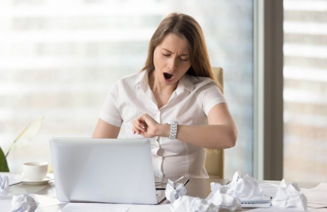 mujer-cansada-mirando-hora